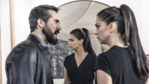 A atriz Carolina Miranda e o ator José Ron em cena tensa da série A Mulher do Diabo, disponível no Globoplay