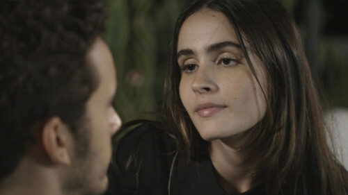 Cris (Valentina Herszage) e Giovanni (Filipe Bragança) em cena da novela Elas por Elas, da Globo