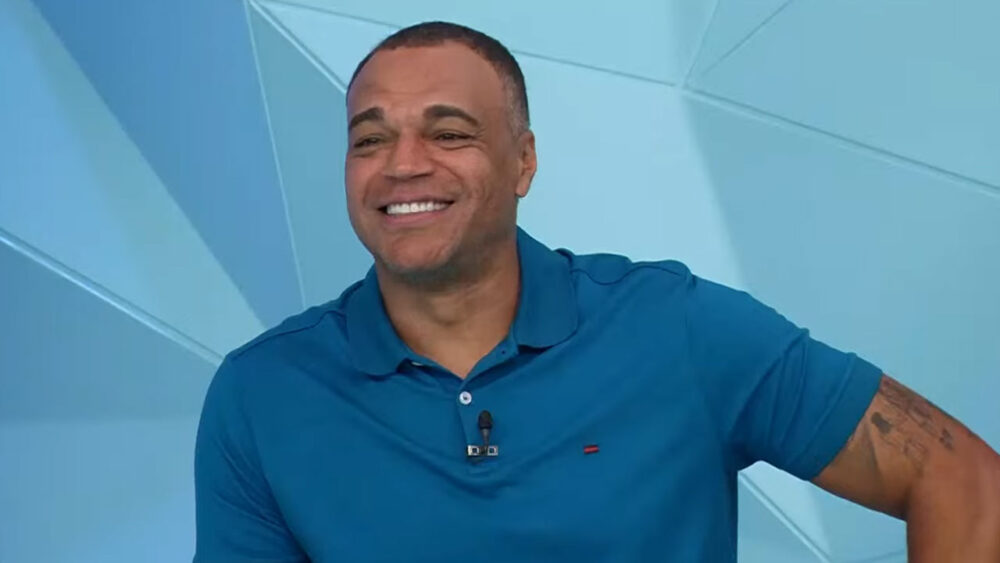 Denílson sorrindo durante participação no programa Jogo Aberto