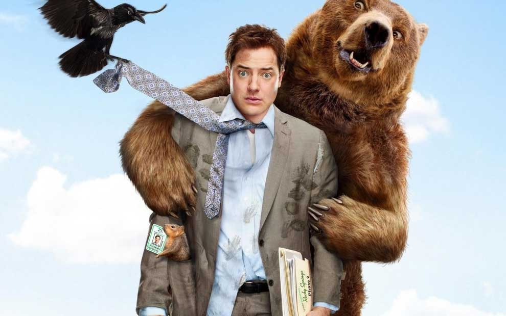 Brendan Fraser sendo atacado por um urso e um pássaro em foto de divulgação de Deu a Louca nos Bichos, que está na programação de filmes do SBT