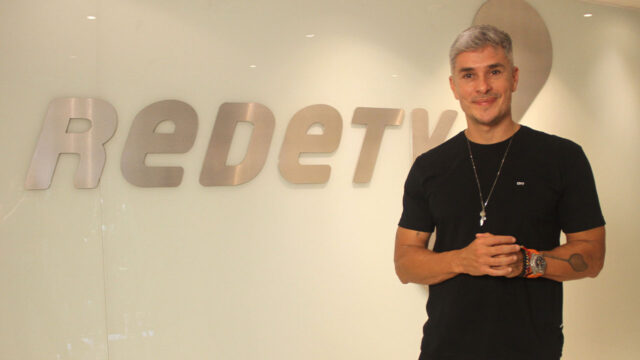 Ivan Moré em foto com o logo da RedeTV! ao fundo