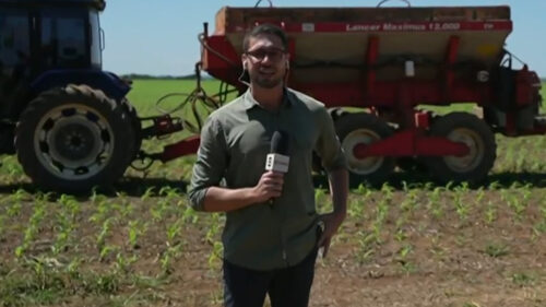 Pedro Figueiredo durante participação ao vivo na GloboNews, em que maquinário agrícola aparece ao fundo