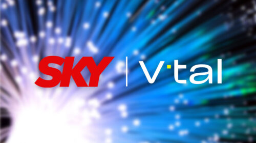 Montagem com imagem de fundo com fibra ótica e os logos da Sky e da V.tal