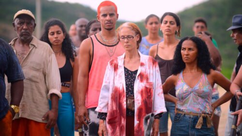 Sônia Braga em cena do filme Bacurau, em cartaz na programação da Globo na semana que vem