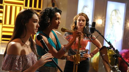 As personagens Cida (Isabelle Drummond), Penha (Taís Araujo) e Rosário (Leandra Leal) durante gravação de música da novela Cheias de Charme