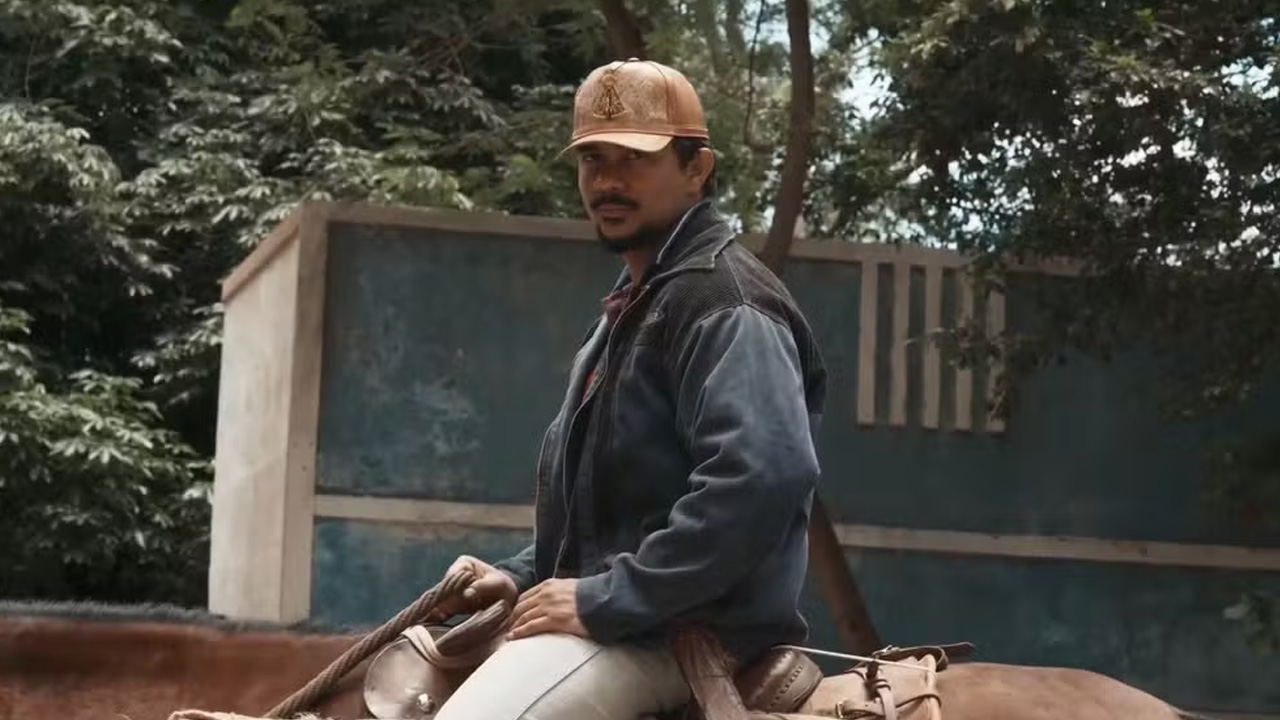 Damião (Xamã) montado a cavalo em cena da novela Renascer