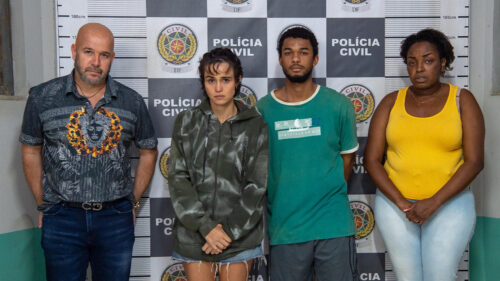 Jayme (Murilo Benício), Milena (Nanda Costa), Balthazar (Juan Paiva) e Geíza (Belize Pombal), protagonistas de Justiça, em foto tirada na delegacia