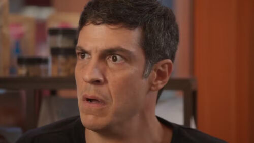Mateus Solano, intérprete de Jonas, com expressão de assustado em cena da novela Elas por Elas