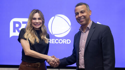 Rachel Sheherazade e Mafran Dutra, diretor da Record, se cumprimentam durante assinatura de contrato