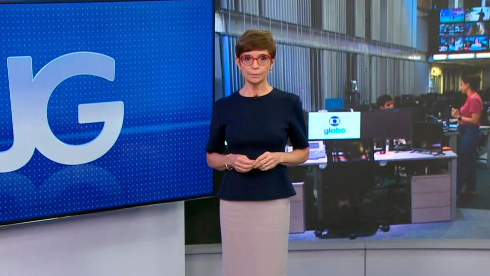 Renata Lo Prete durante apresentação do Jornal da Globo em cenário temporário