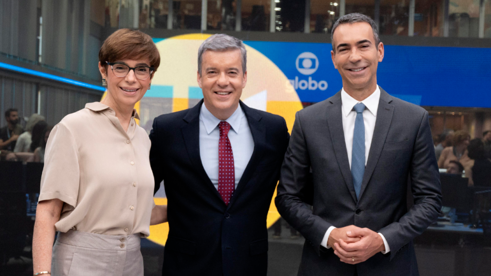 Renata Lo Prete, Roberto Kovalick e César Tralli posam para foto em novo cenário dos jornais da Globo ancorados de São Paulo