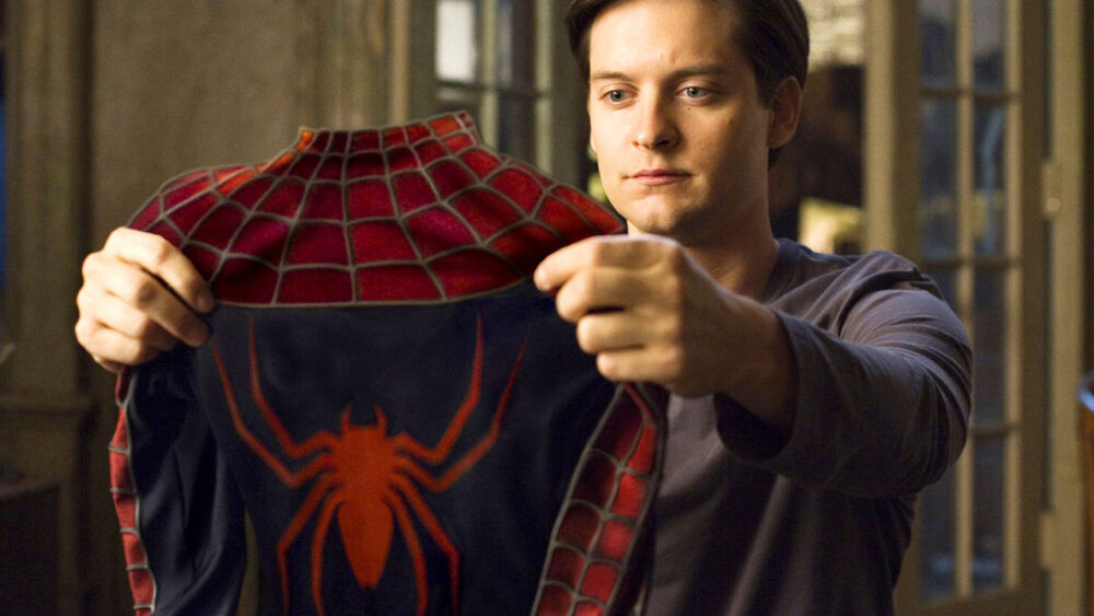 Peter Parker (Tobey Maguire) observa roupa em cena de Homem Aranha 3, que está na programação de filmes da semana da Record