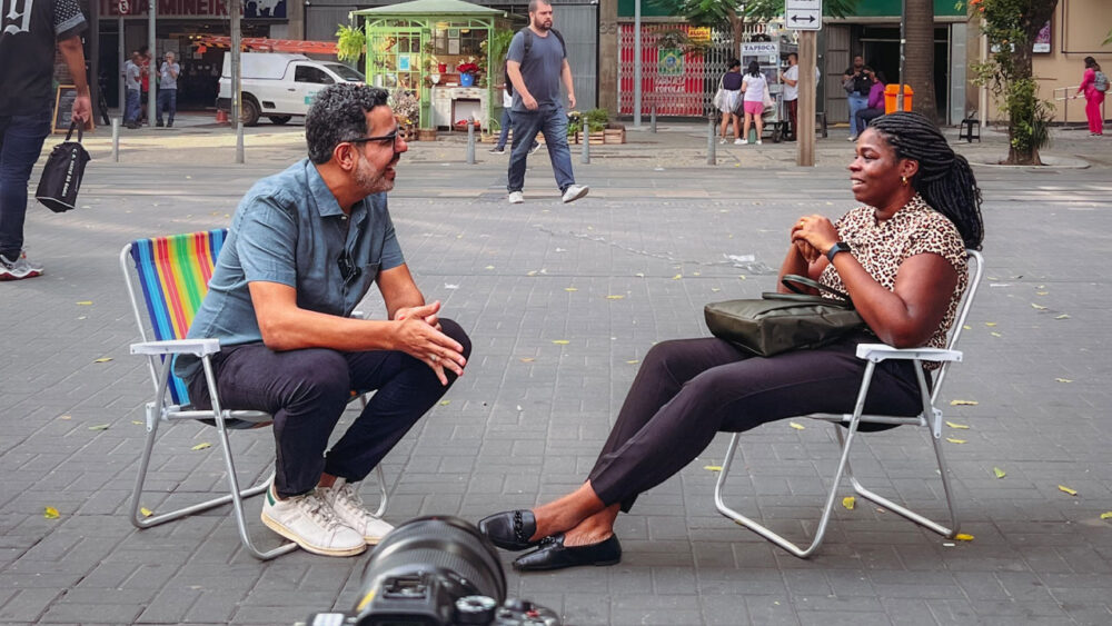 Chico Regueira durante conversa com entrevistada no Cadeirinhas, novo quadro do Fantástico