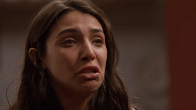 Ísis (Rayssa Bratillieri) em cena da novela Elas por Elas