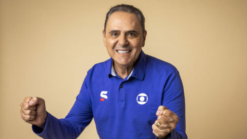 Luis Roberto, que vai narrar Corinthians e Fluminense, com expressão de comemoração