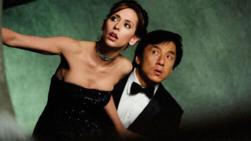 Jackie Chan e Jennifer Love Hewitt em cena do filme O Terno de Dois Bilhões de Dólares, que será exibido pelo SBT