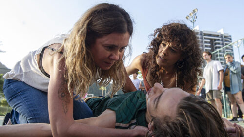 Em cena da série Os Outros, Cibele (Adriana Esteves) e Mila (Maeve Jinkings) tentam ajudar Marcinho (Antonio Haddad), que está no chão