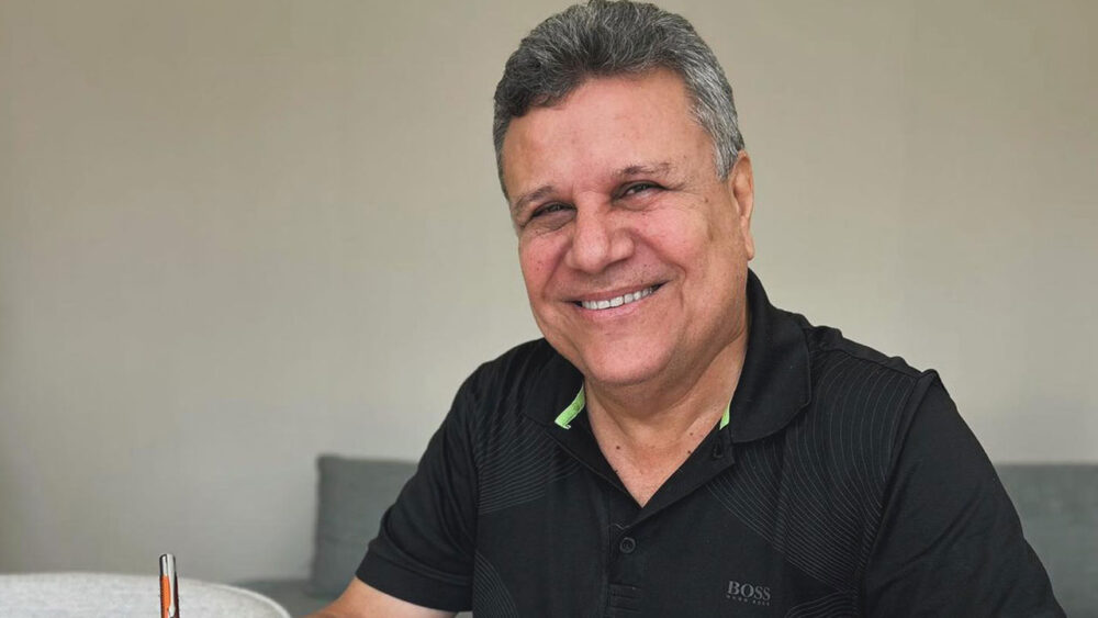 Téo José durante assinatura de contrato com a TV Sucesso, afiliada da Band