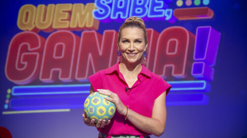 Anne Lottermann no cenário do game show Quem Sabe, Ganha! da TV Cultura