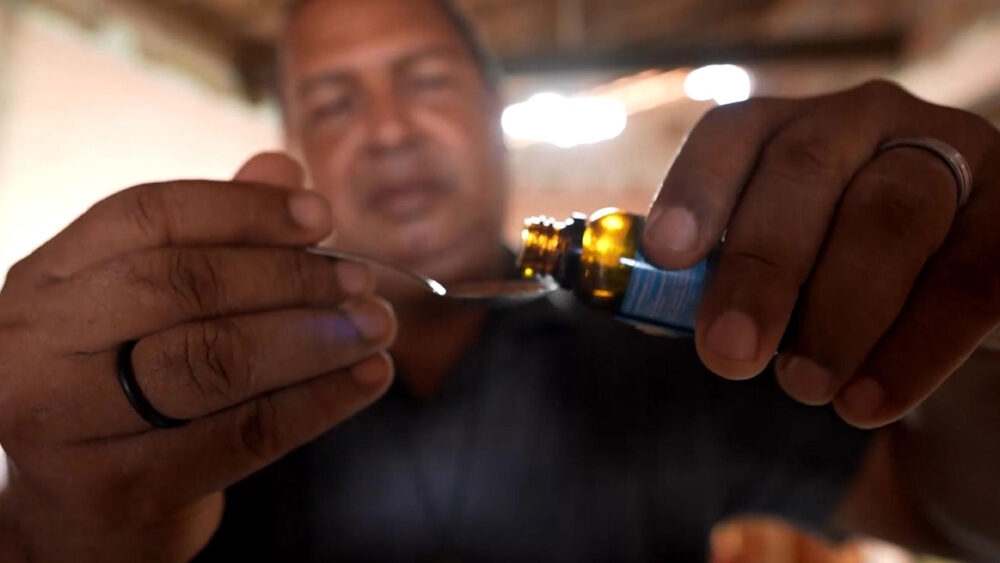 No Globo Repórter, imagem de homem colocando dose de remédio em colher