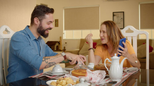 Cauê Fabiano e Edilaine Garcia em uma mesa de café da manhã no programa Interurbano, parceria entre a Globo e a EPTV