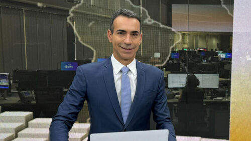César Tralli no cenário do Jornal Hoje, da Globo