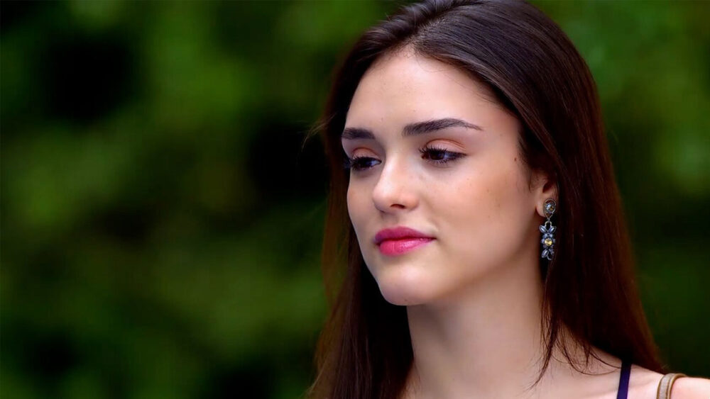 Isabelle Drummond como Cida em cena de Cheias de Charme