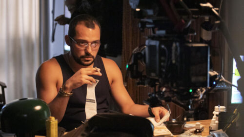 Sérgio (Eduardo Sterblitch) segurando um cigarro em cena da série Os Outros