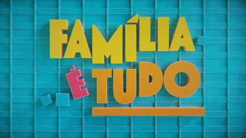 Imagem com logotipo da novela Família é Tudo