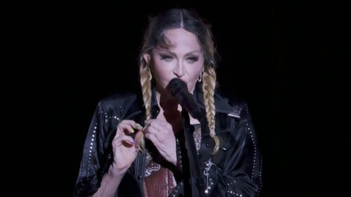 Madonna desfaz tranças do cabelo durante show na praia de Copacabana