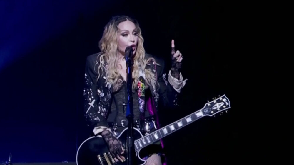 Madonna durante apresentação na praia de Copacabana, no Rio de Janeiro