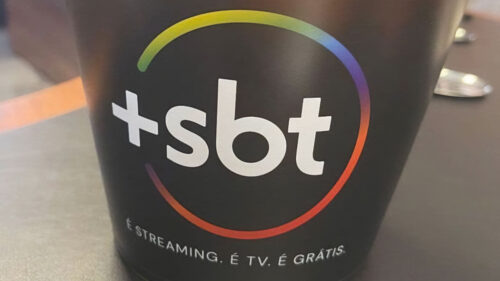 Imagem de foto de balde de pipoca com o logotipo do +SBT