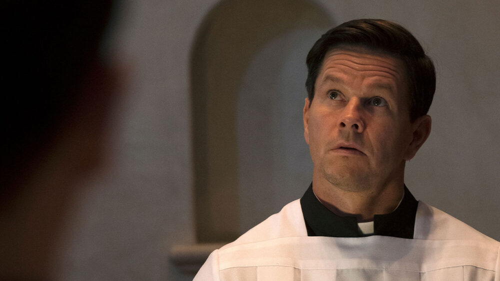 Mark Wahlberg em cena do filme Luta Pela Fé - A História do Padre Stu, que será exibido pela Globo