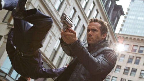Ryan Reynolds em cena do filme R.I.P.D. - Agentes do Além, que será exibido na Sessão da Tarde