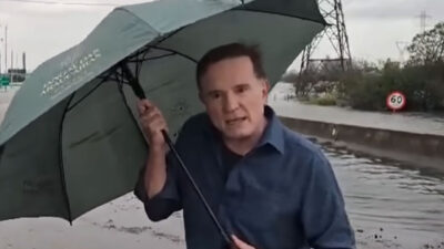 Roberto Cabrini durante reportagem da Record