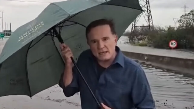 Roberto Cabrini durante reportagem da Record