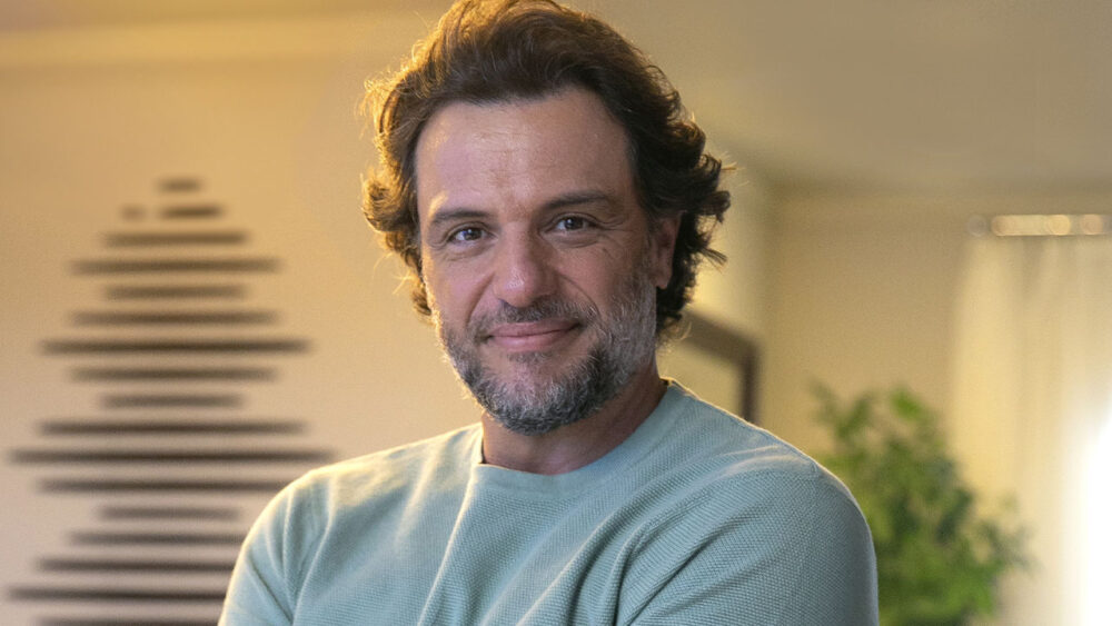 Rodrigo Lombardi em foto de divulgação da novela Travessia