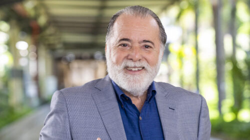 Tony Ramos sorridente em foto divulgada pela Globo