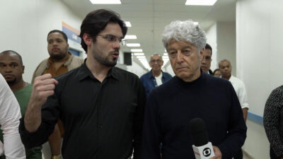 Caco Barcellos durante gravação do Profissão Repórter em unidade médica