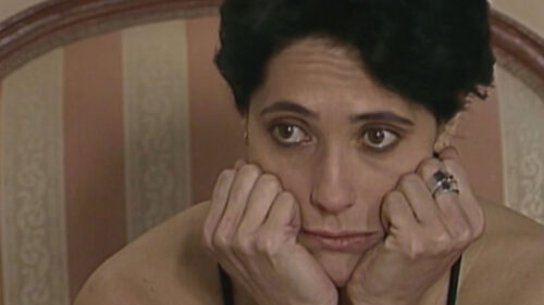 Christiane Torloni como Diná e com expressão de tristeza na novela A Viagem
