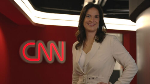 Clarissa Oliveira em foto nos bastidores da CNN Brasil