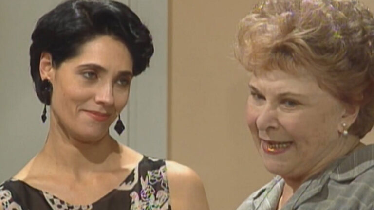 Diná (Christiane Torloni) e Dona Maroca (Yara Cortes) em cena de A Viagem