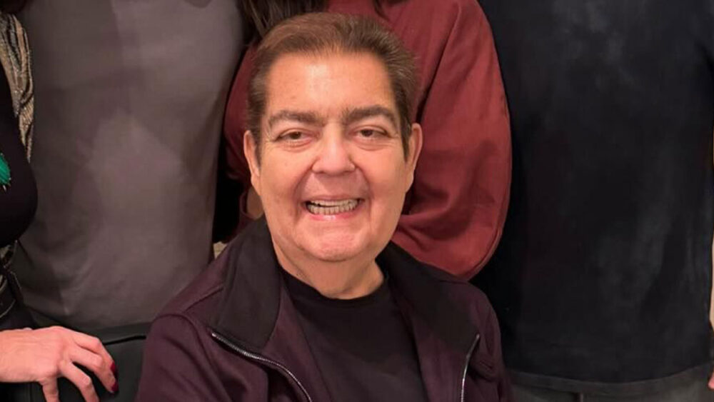 Fausto Silva sorridente em foto com a família