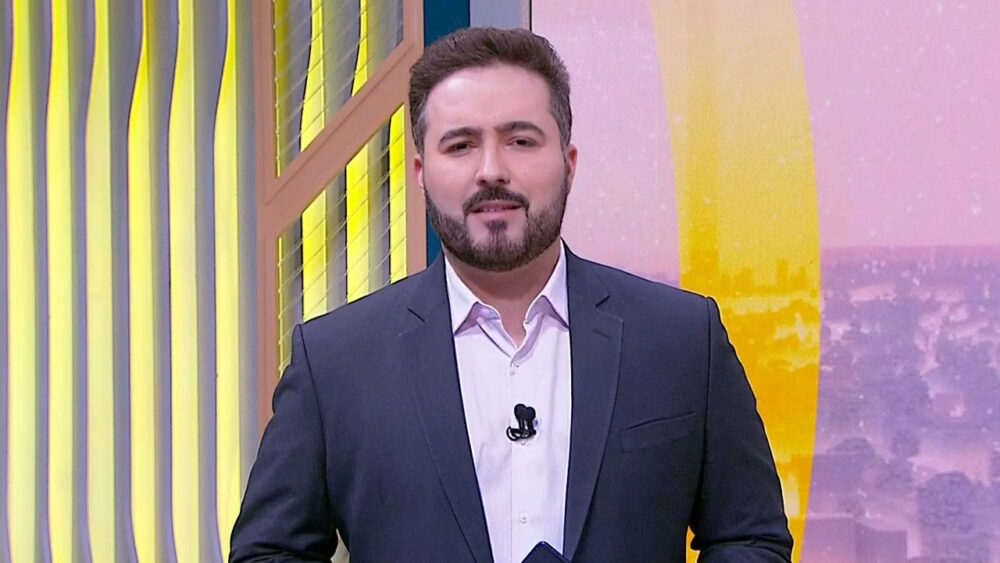 Felipe Malta durante apresentação do Primeiro Impacto do SBT