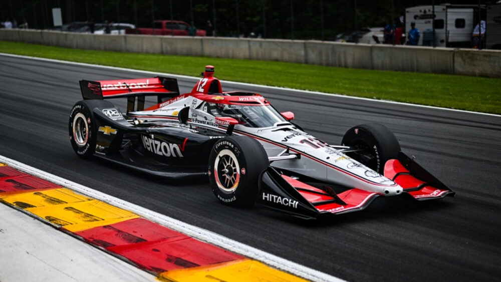 Carro da Fórmula Indy correndo em pista