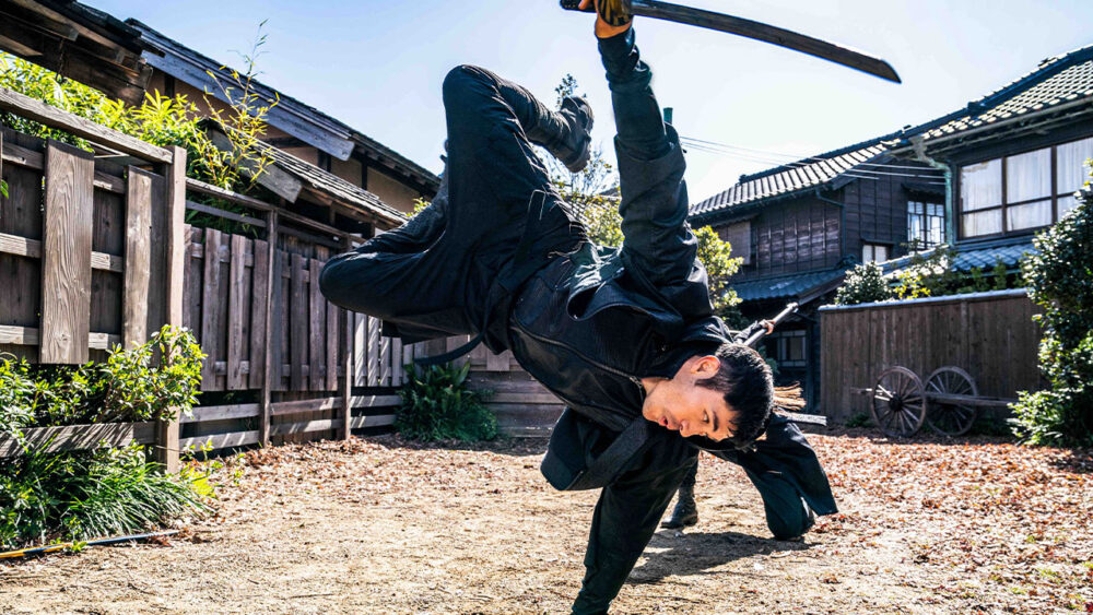 Henry Golding em G.I. Joe Origens: Snake Eyes; filme que a Globo exibe na Tela Quente