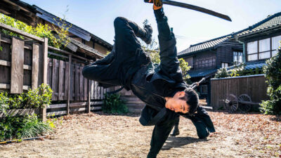 Henry Golding em G.I. Joe Origens: Snake Eyes; filme que a Globo exibe na Tela Quente