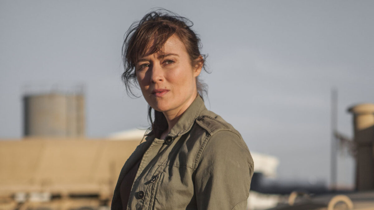 Jennifer Ehle com expressão séria ao ar livre em cena do filme A Hora Mais Escura de 2012