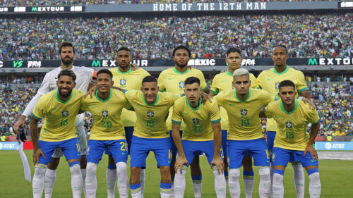 Jogadores da Seleção Brasileira em foto antes de jogo contra o México