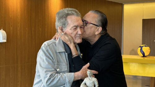 Galvão Bueno beija Léo Batista no rosto